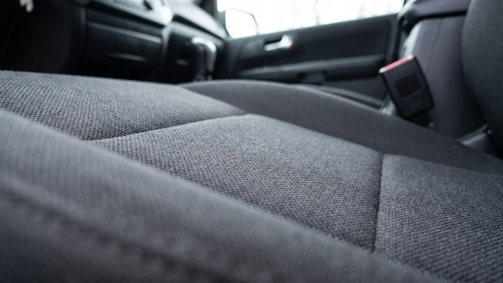 Asiento de tela con manchas, comparativa antes y después de la limpieza profunda (después)