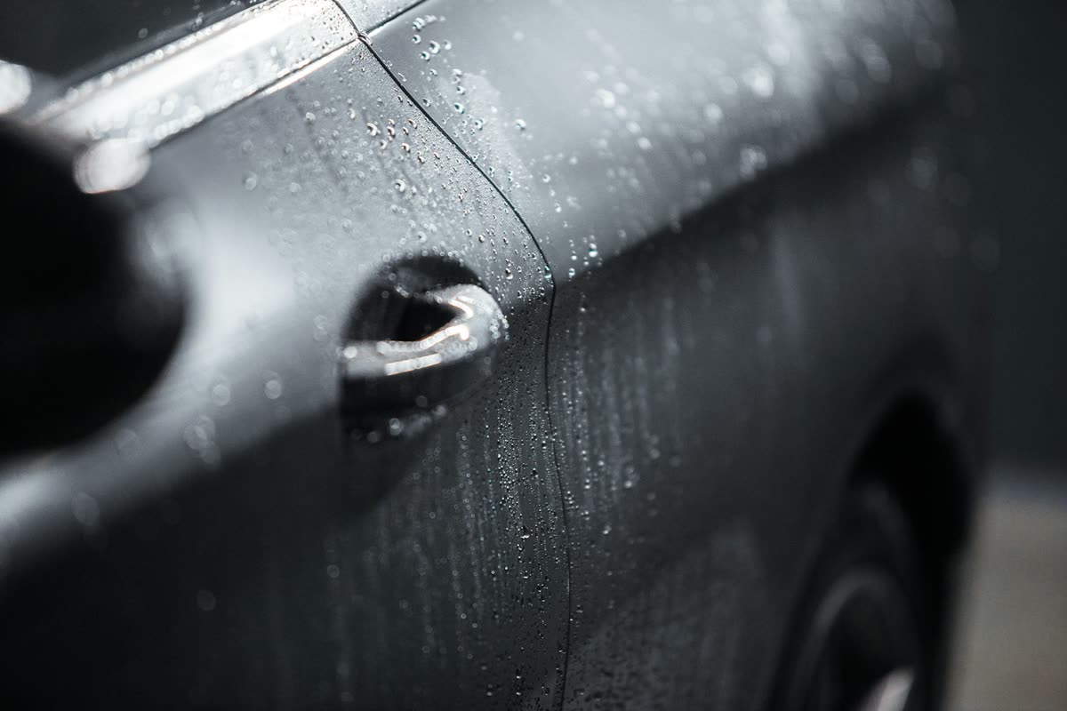 Gotas de agua perlando sobre pintura con tratamiento cerámico