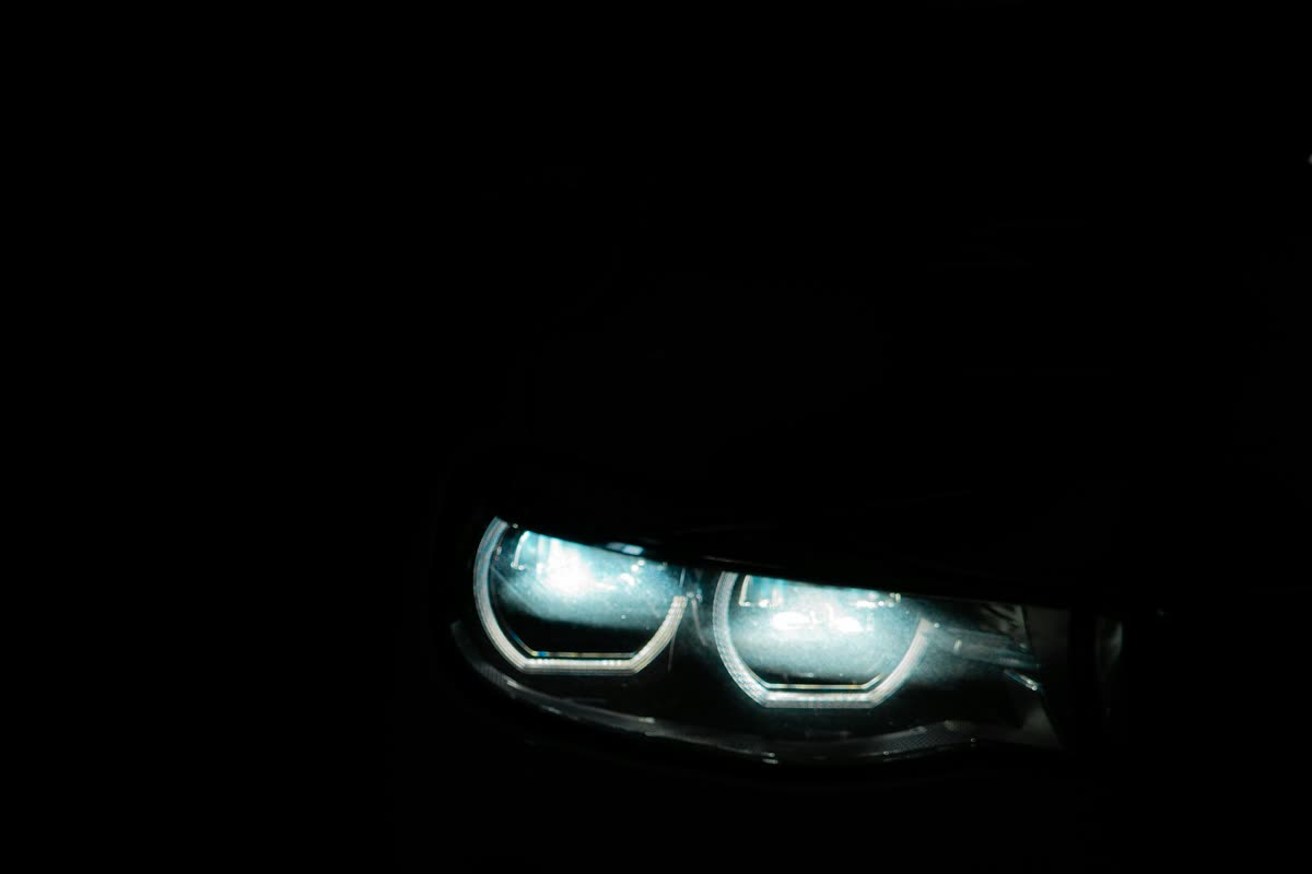 Faro delantero de un coche restaurado, con la óptica transparente