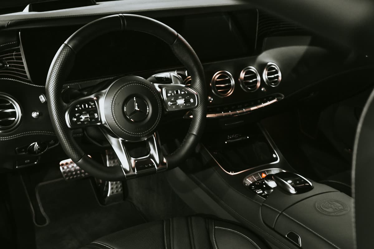 Interior de un coche con acabado impecable tras una limpieza profunda